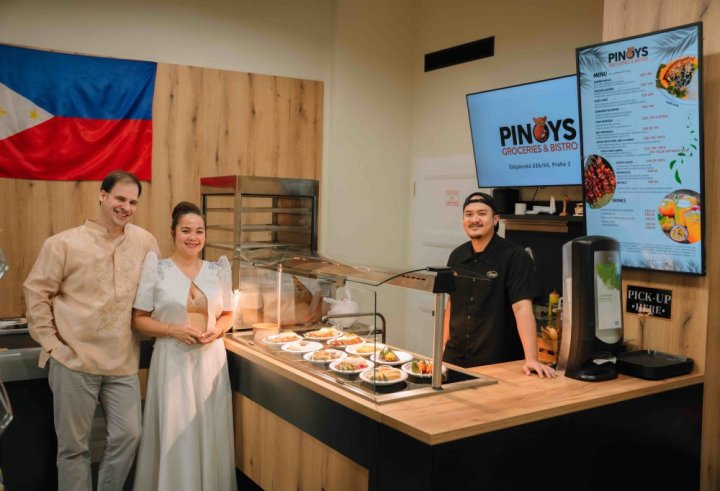 Prodejna a bistro PINOYS Groceries & Bistro v Praze – tým u výdejního pultu